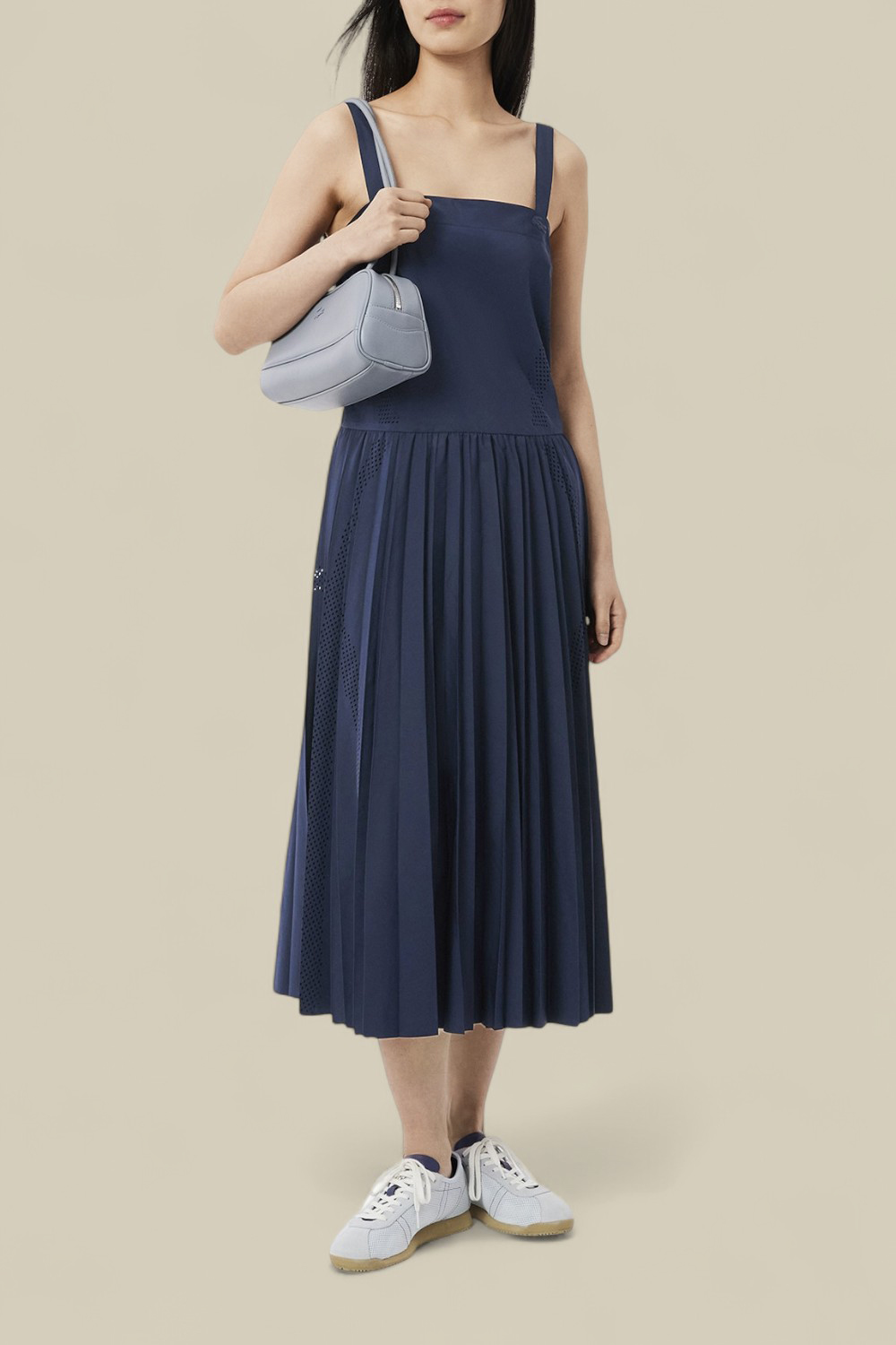 תמונת כל הלוק של שמלת פליסה